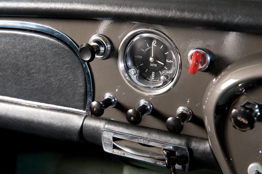 Панель приборов Aston Martin DB4 (DB4/355/R) 1960 года  (фото 10 из 20)